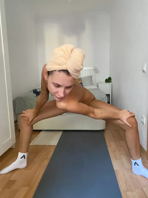 Is my fit and curvy body making your dick happy? ??