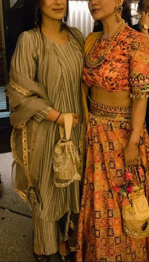 do you like threesome play MFF. looking for a matured bull to play with my hotwife and her bff.dm/pm