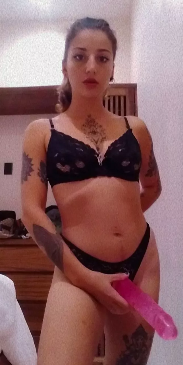 Im to beauty and u know that, this is the air of superiority, u loser will be a beta for the rest of your life and your only duty will be serve this queen