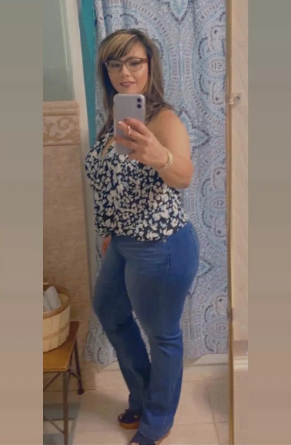 Latina milf school teacher 44 yo ;) 🫶🏽😝