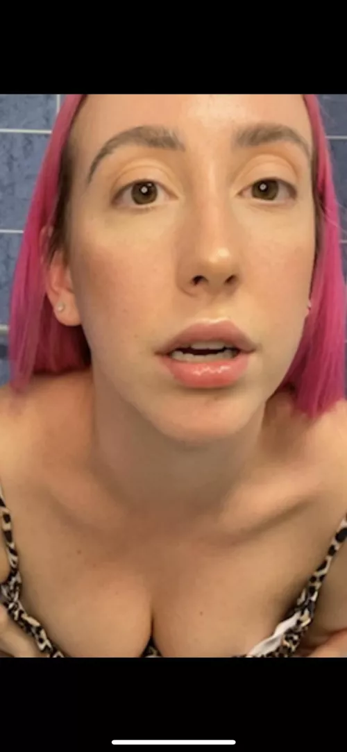 Looking for a quick trib either pics or vid of my irl princess. Glad to pay; $25. Send dm