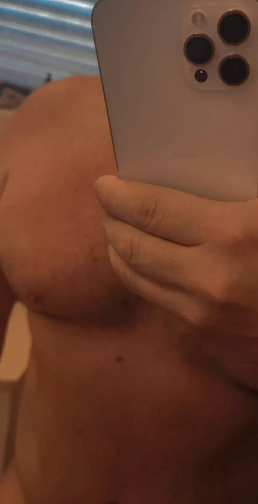 (M)orning Aus! Any F’s laying in bed after a night out… imagine me tickling your skin with light fingers 😏