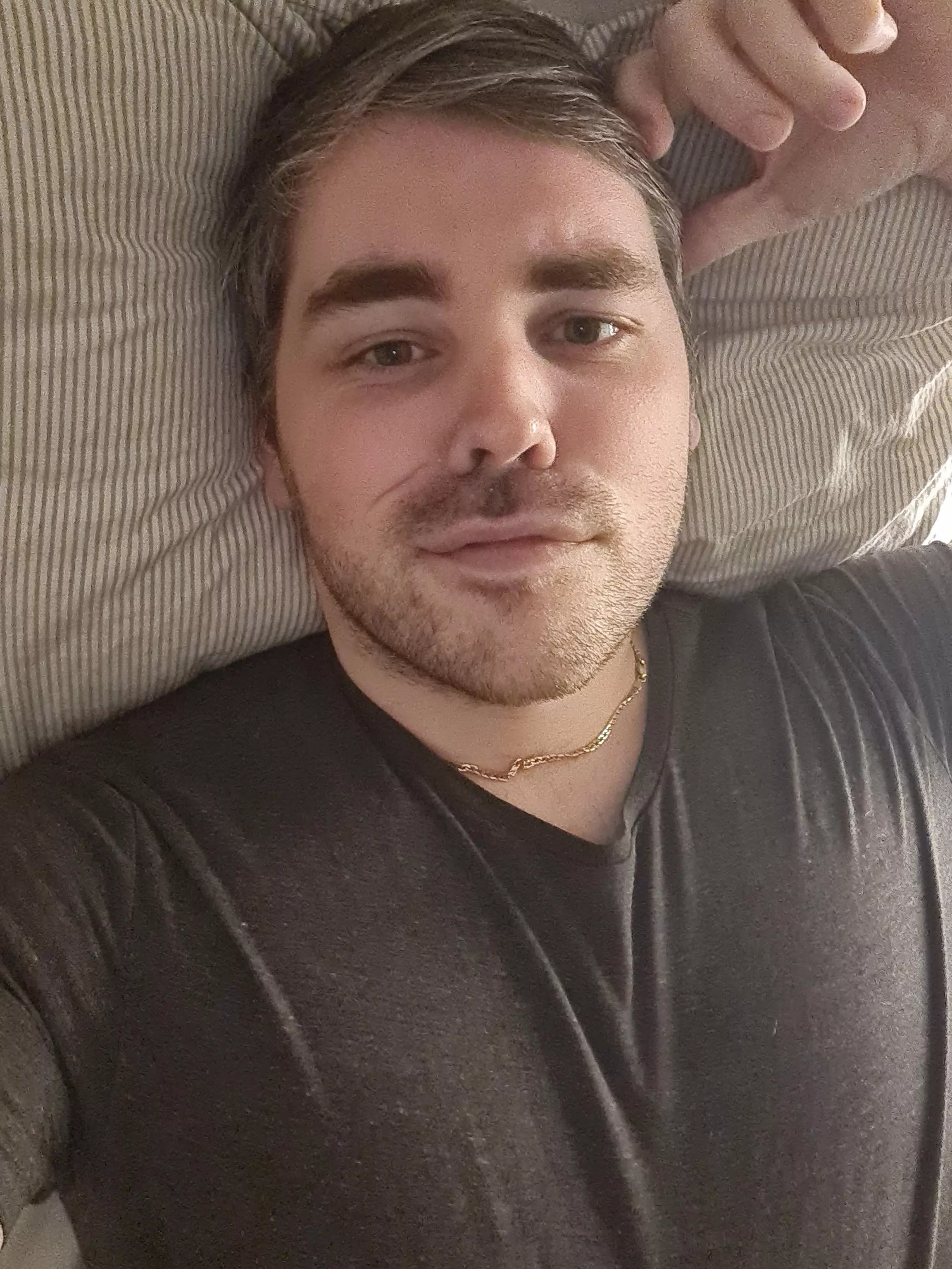 Spending those last hours of vacation playing on my Switch and knitting my scarf 🎮🧶