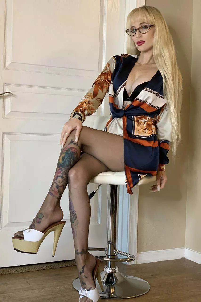 Ur dad’s new girlfriend 😏