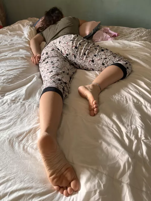 What do you like more: my pyjamas pants or my feet ? 😌