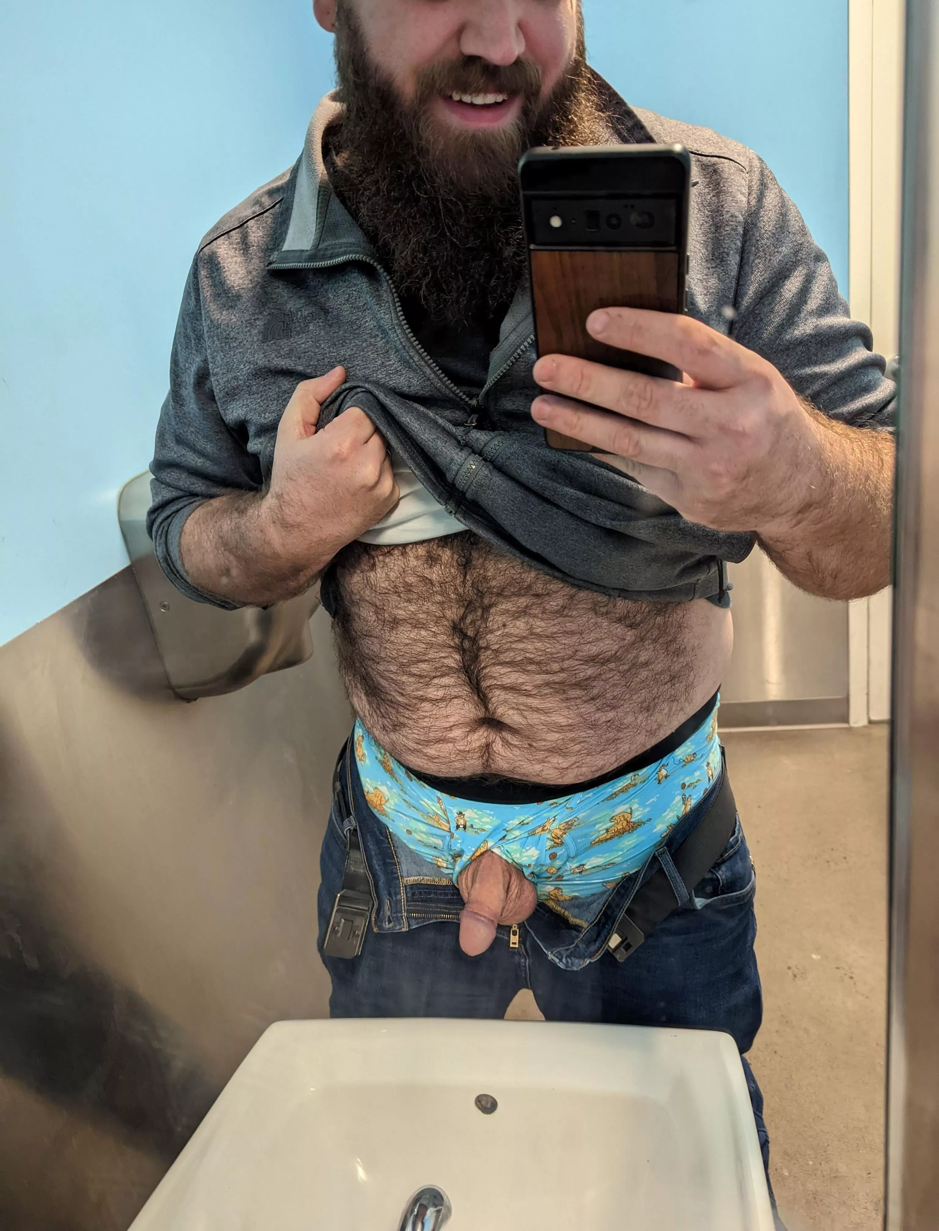 When you've been running around all day long you gotta take pics in the old babe bathroom. 😏😁