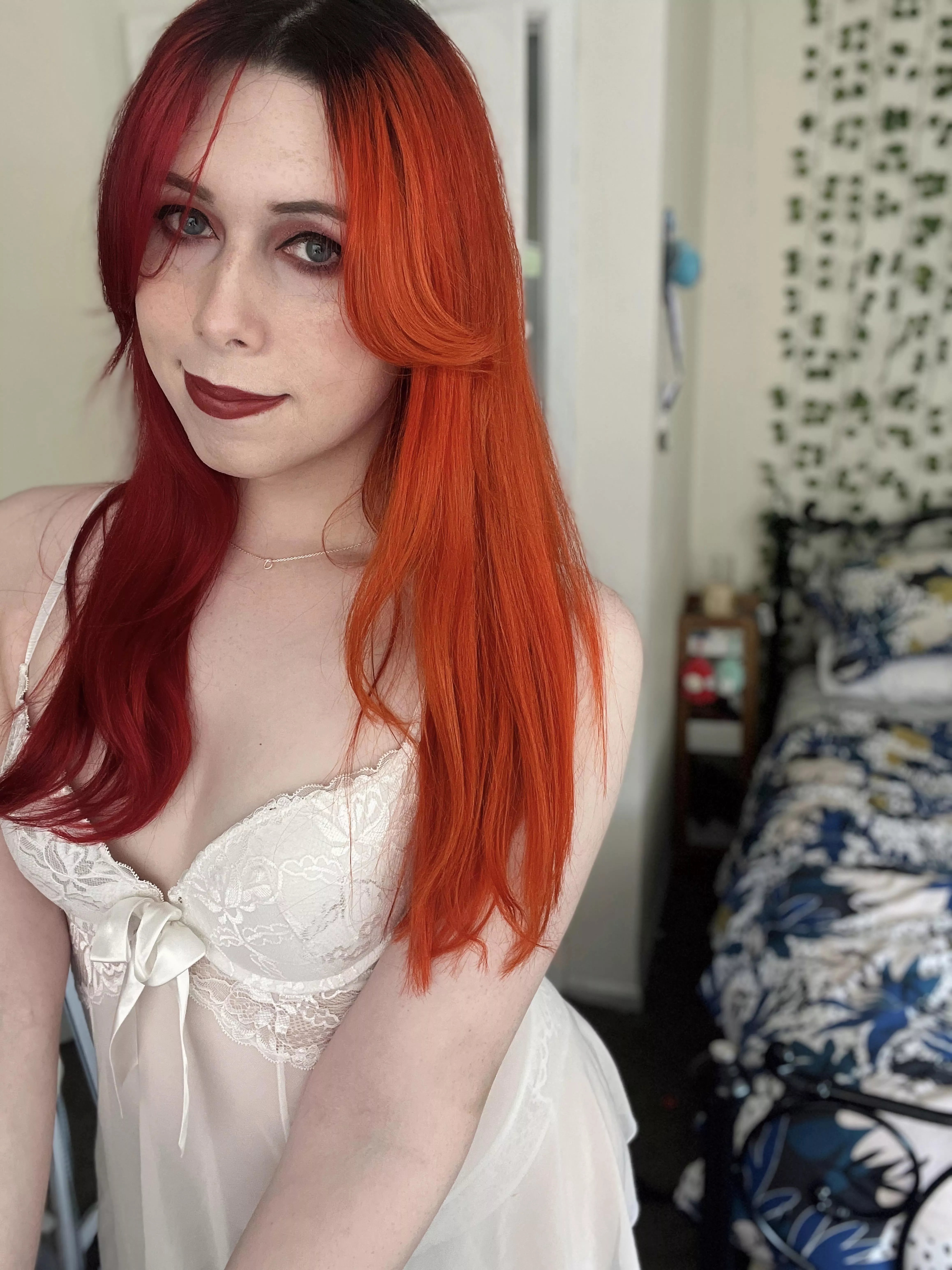 A perk about being in a relationship with me is that I always dress up, whether we’re going out or staying in ♥️