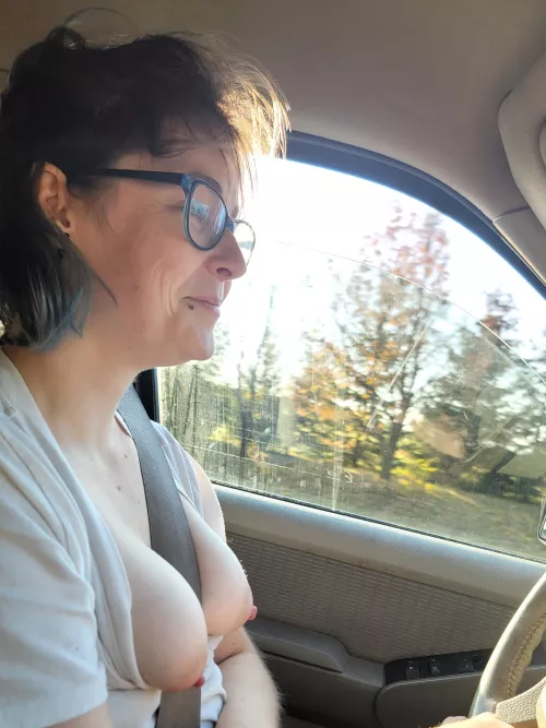 Driving around with my tits out hoping somebody will see🥴🤭