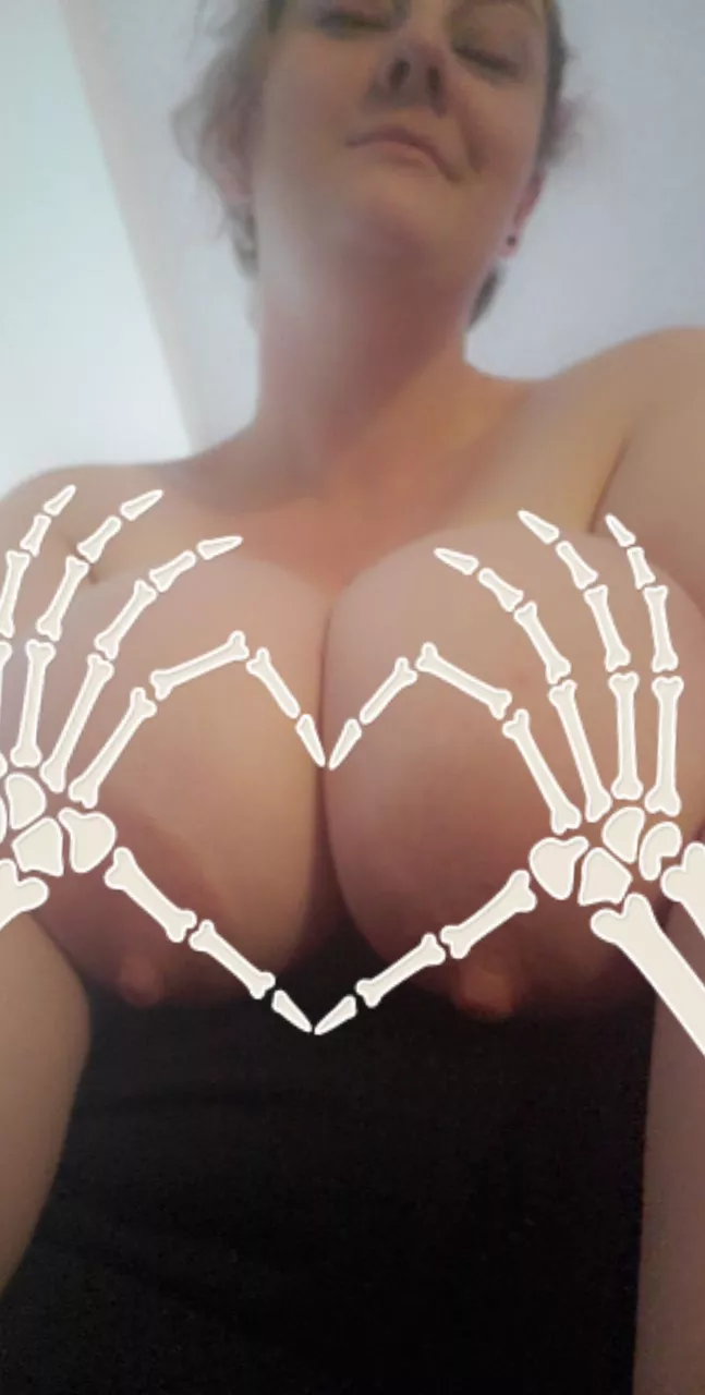 (F) 7 more days till Halloween! 💕💕