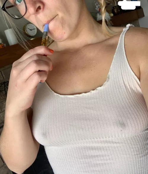 Felt like hitting the sativa vape this am, also it was cold. 👀