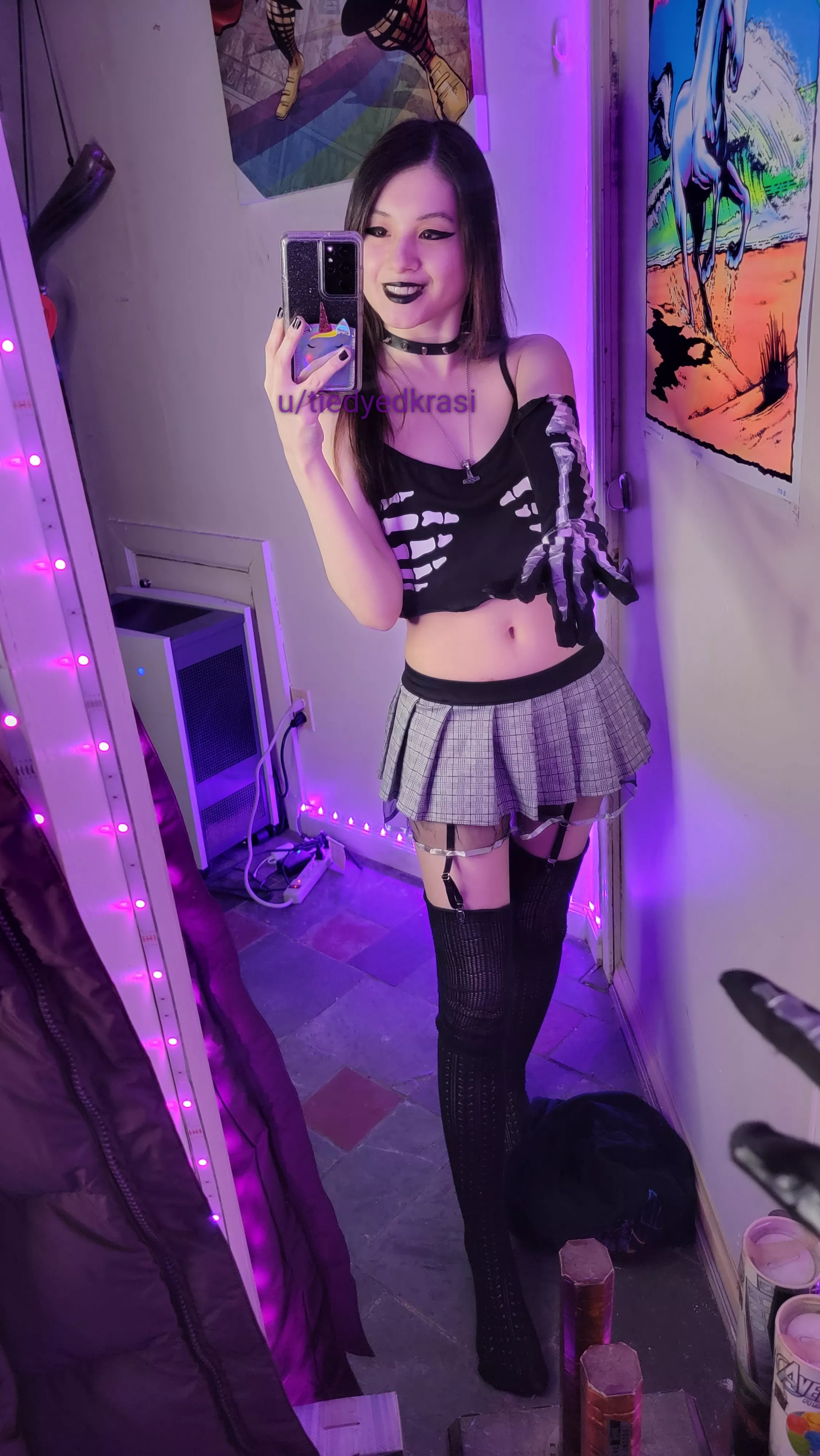 gothic Asian here wanting you to replace the skeleton hands