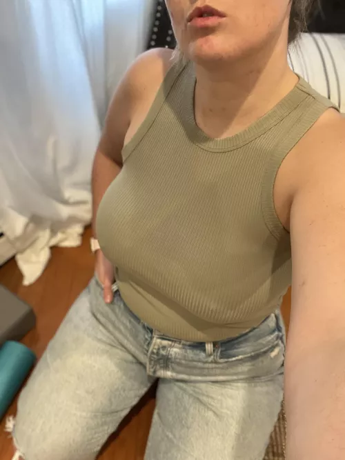 Having fun braless and kneeling in front of you🫦💕🍒