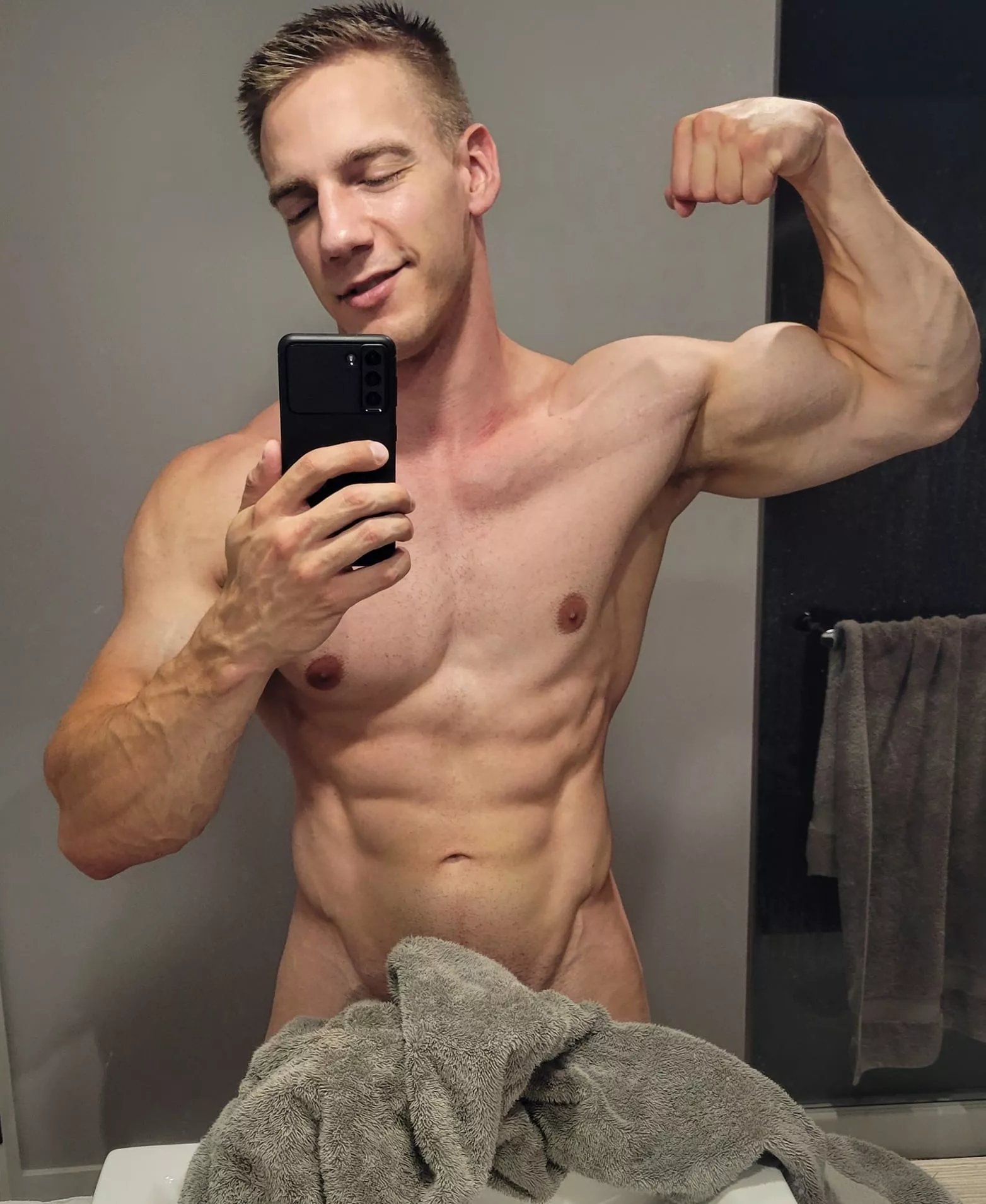 I got the mirror grimmy, can you come over and help me to wash it ? 😜