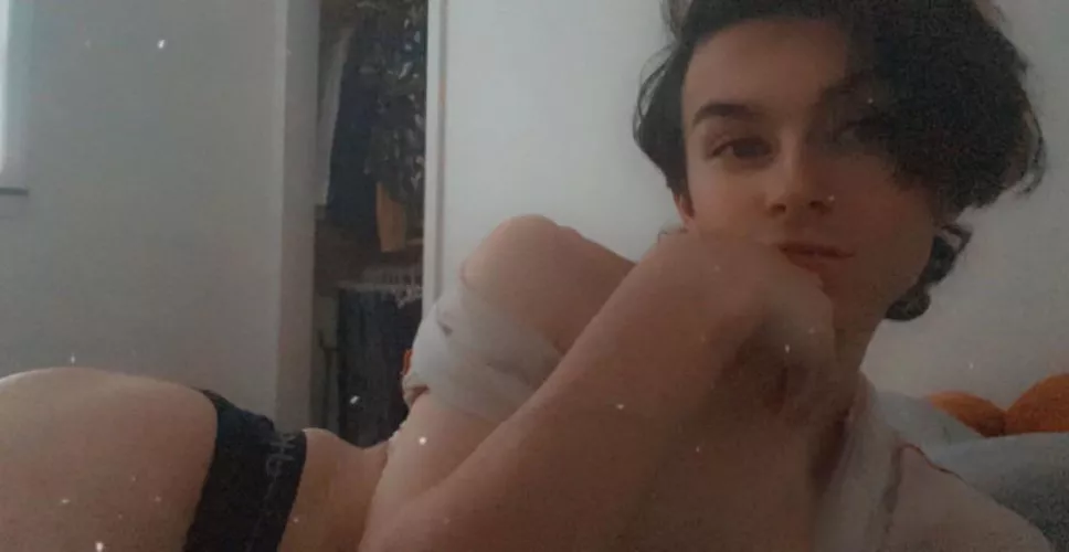 my bed feels so lonely rn 🥺