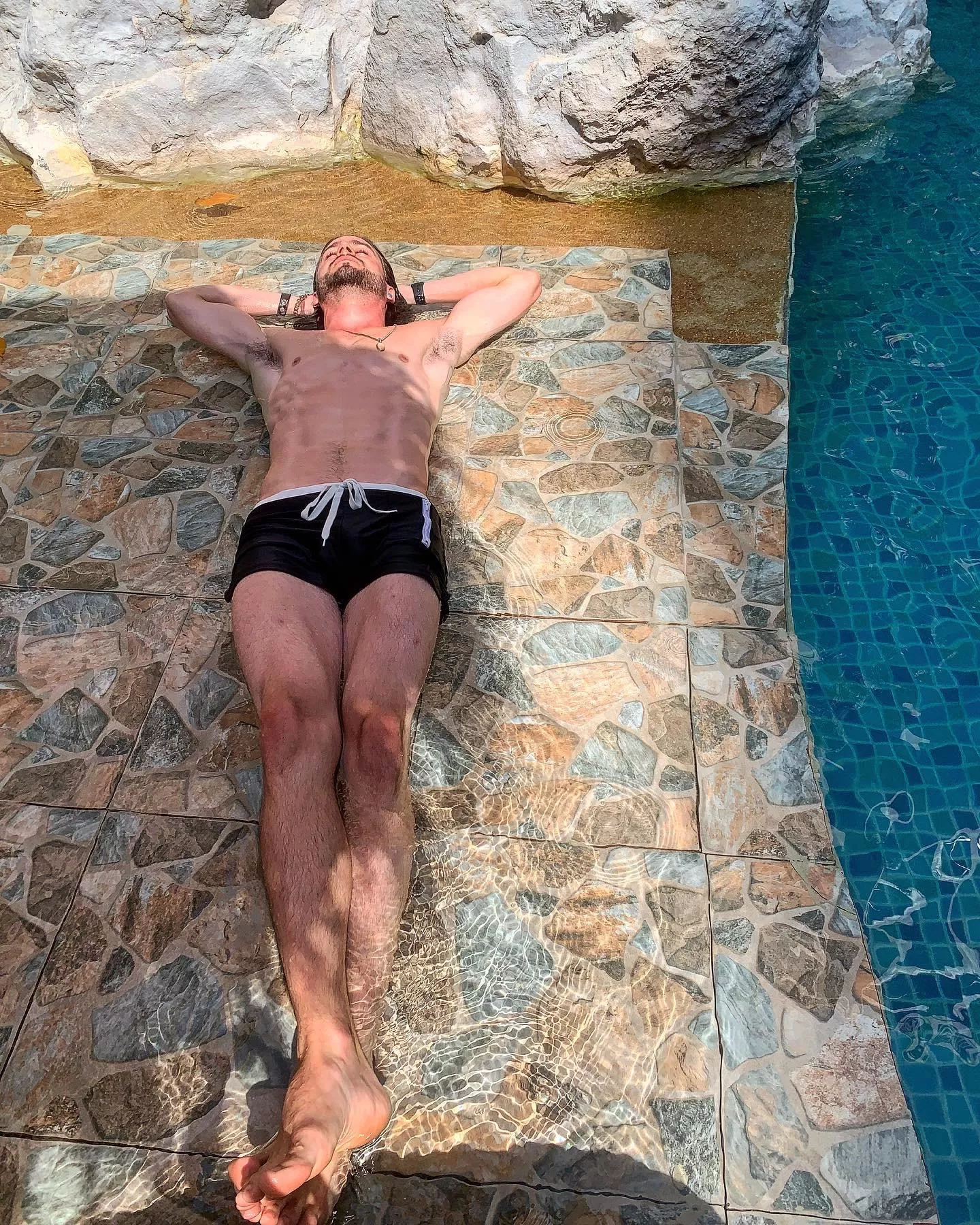 Poolside pits a little sun, a little shade 😘