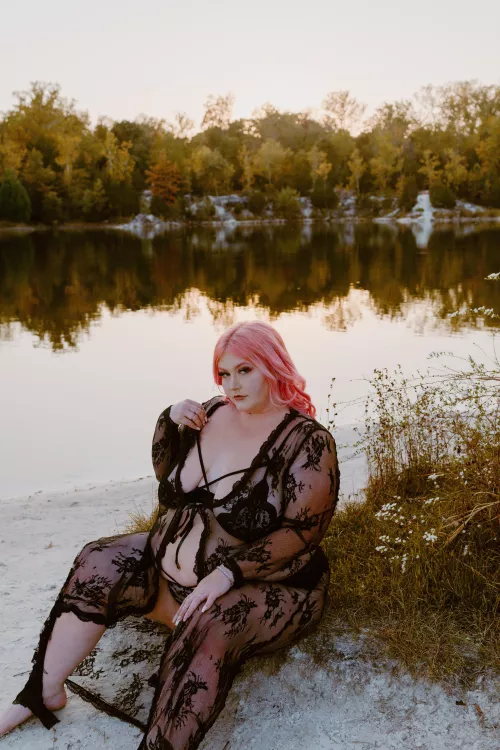 who’s up? i can’t fall asleep 😪