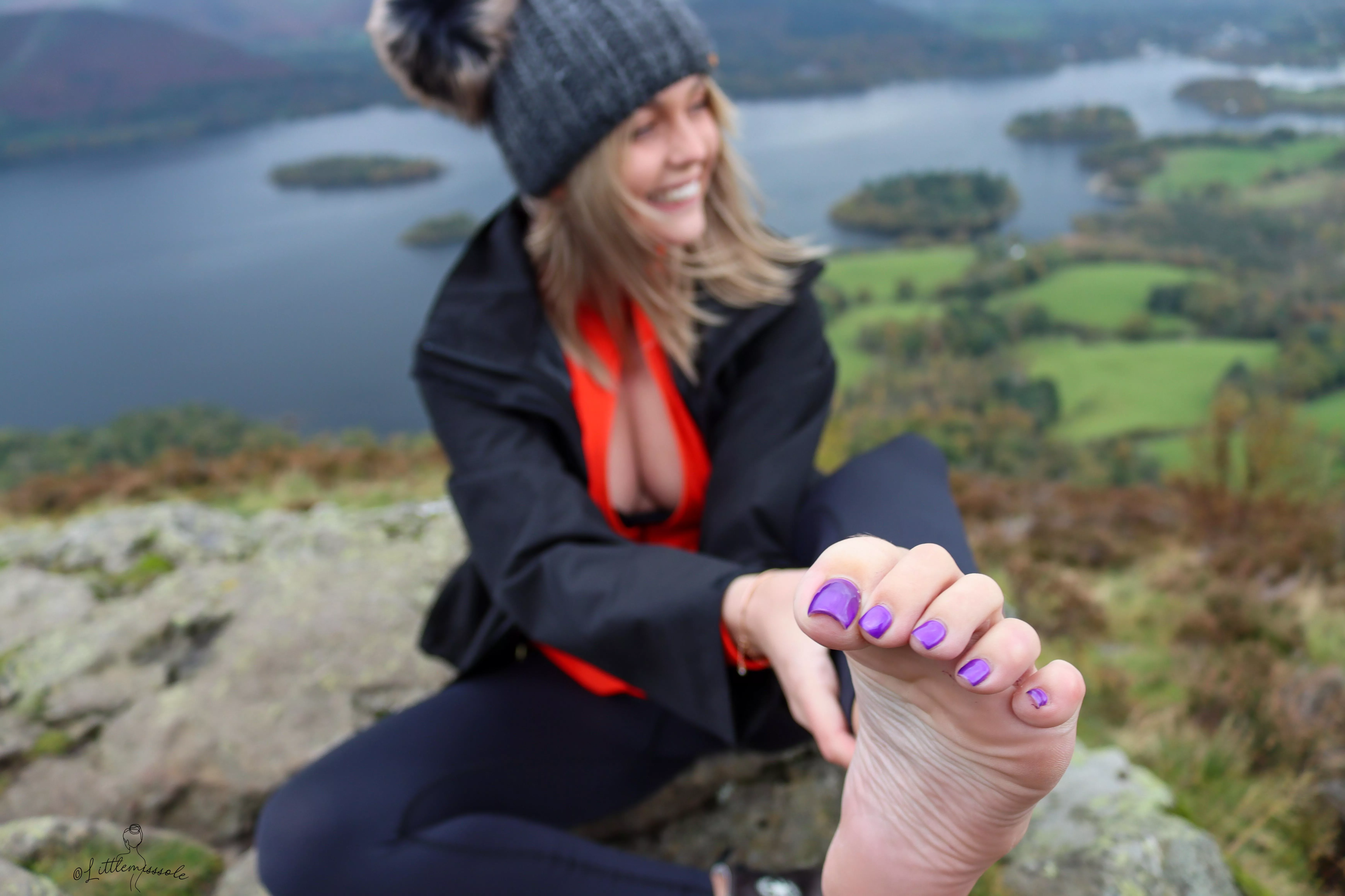Would you suck my toes after a long hike? 🥾