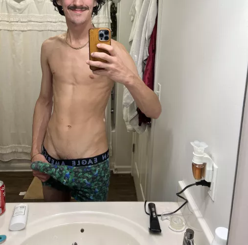 (21) up late and got horny…any girls wanna chat?