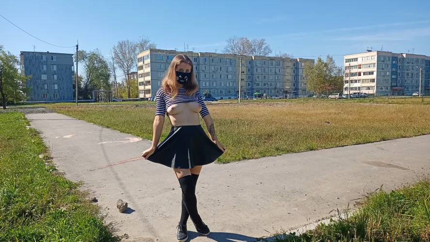 Again my shirt lifted up on the street