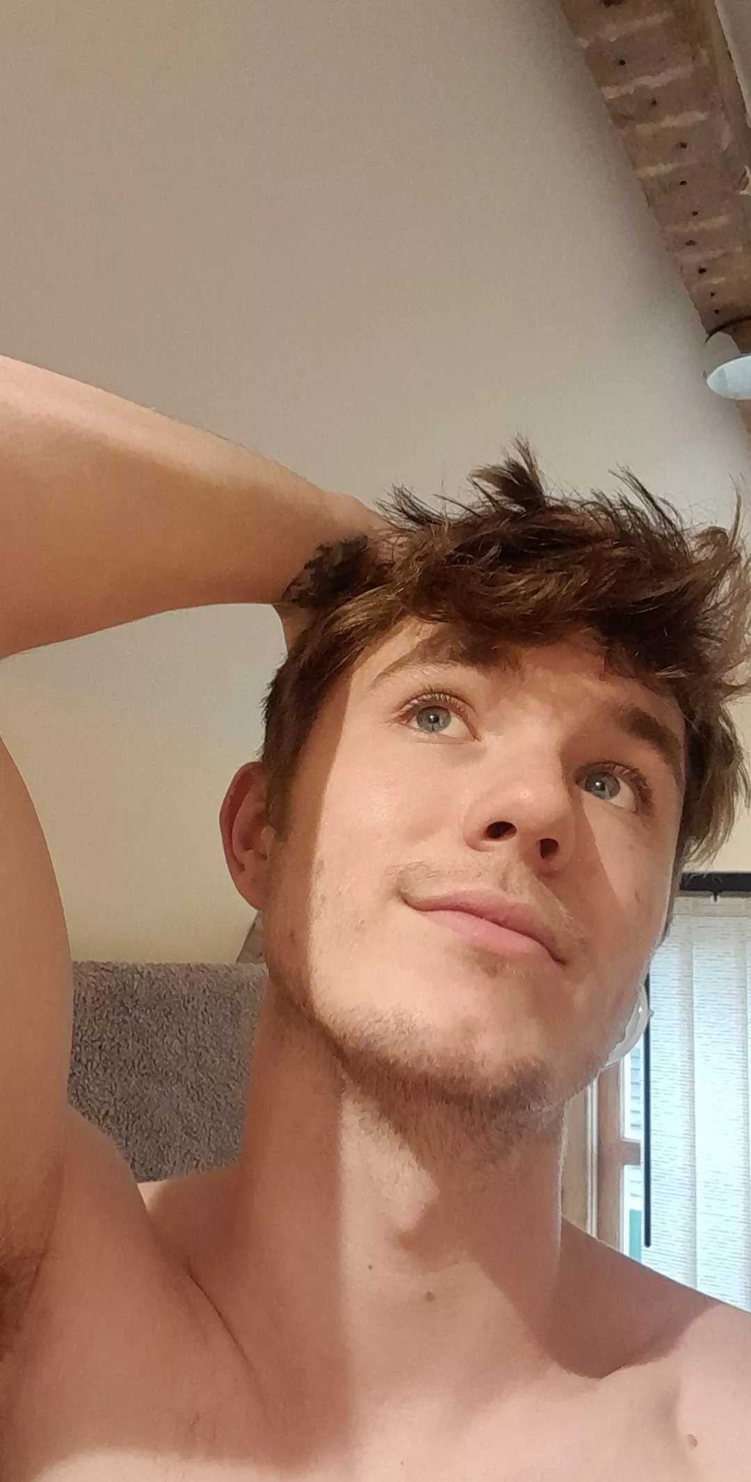 Cant decide If I want too cut my hair or keep it longer🤔