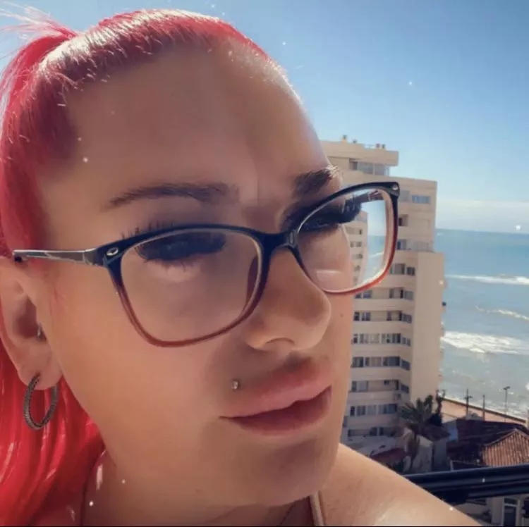 Could anyone please trib my aunt and I’ll get some candid pics tomorrow