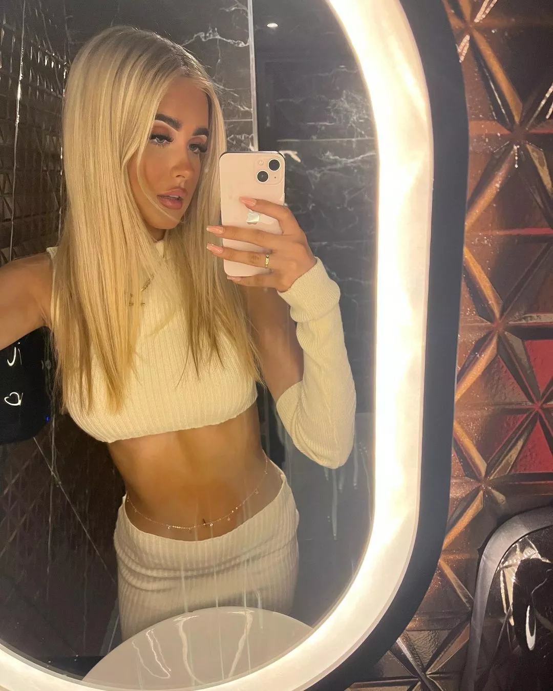 F26 Any shaved cocks want to edge for me? Must cum a lot. DM your kik. Can verify if I like your cock 💋