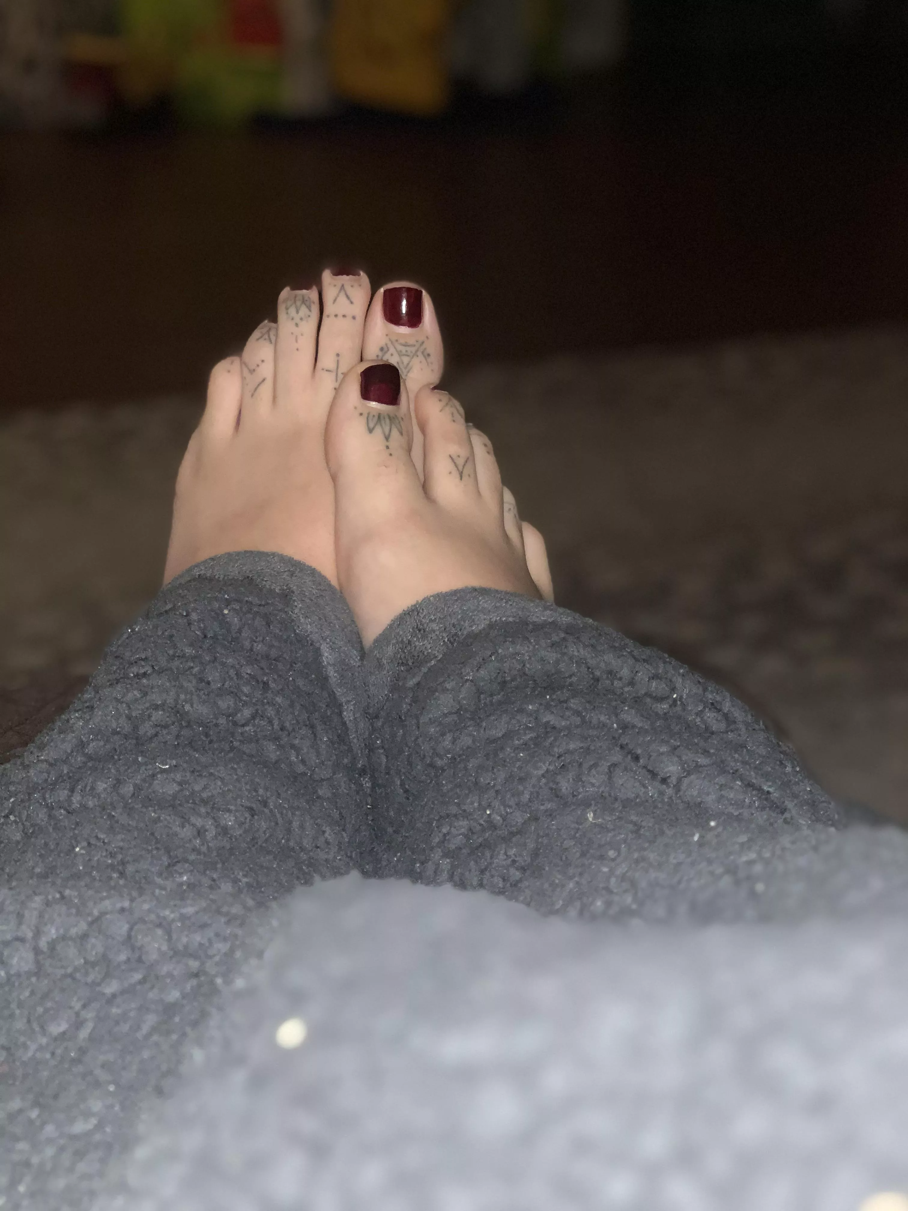 Looking for someone to lick my toes and work their way up. Any takers? 😘