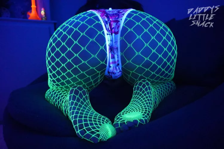 My bong and booty glowing just for you 😈