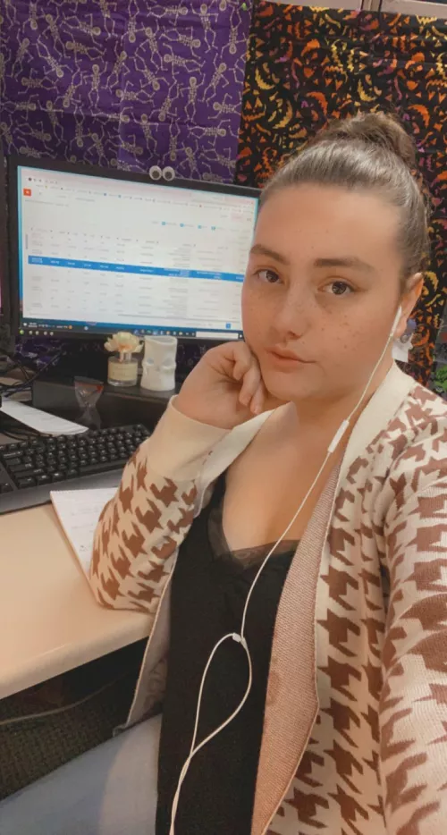 My desk job is boring. Blow up my phone with chats and custom content requests! Free link in comments 😘