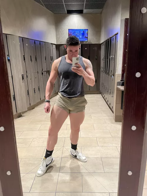 My last post was removed for “no bottoms in heat” despite all the other posts of guys naked or in thongs/harnesses lol. Here’s some leg pump from today instead :)