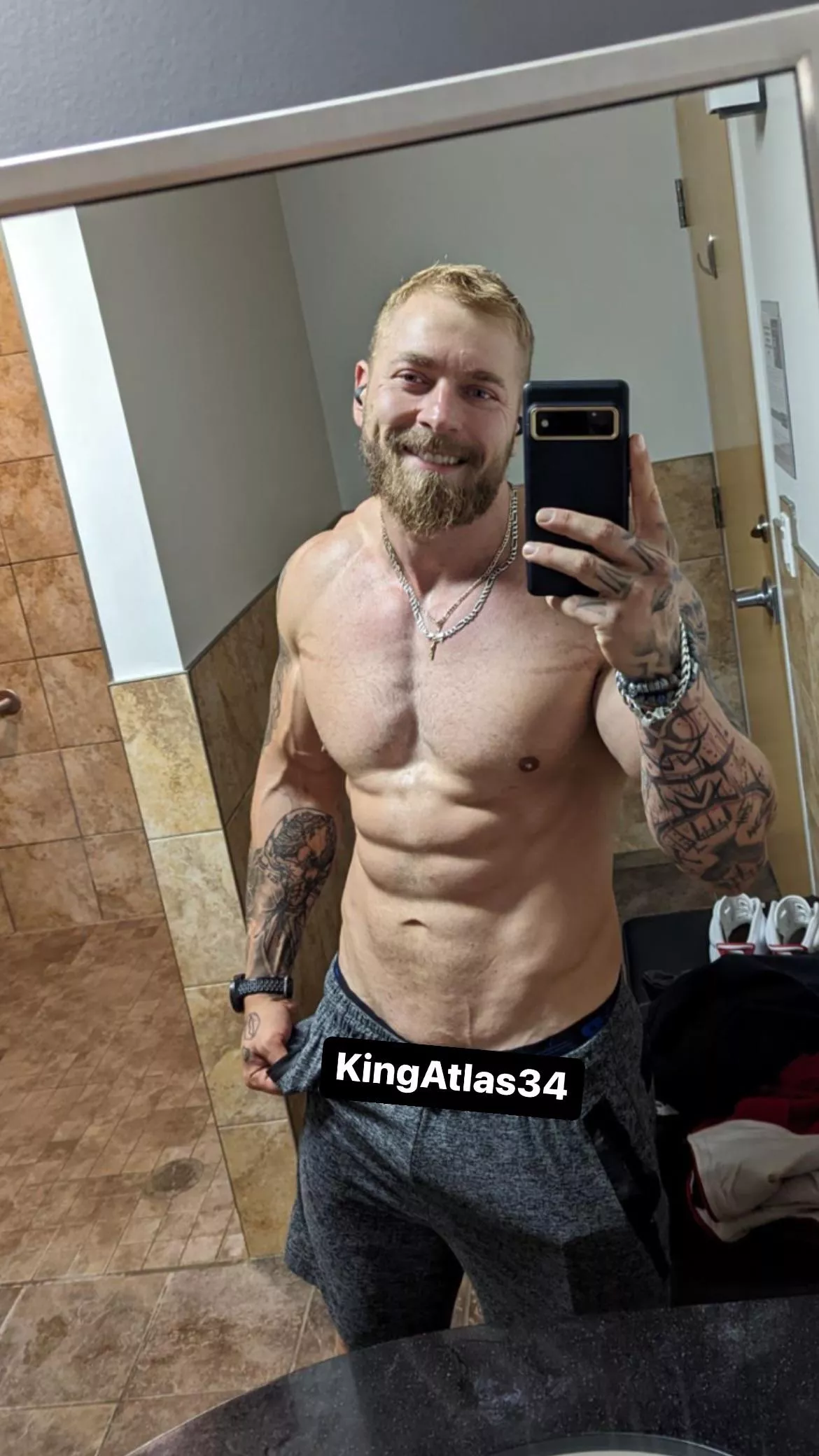 Nothing taste’s better then a dom daddy pumping a load into you after the gym