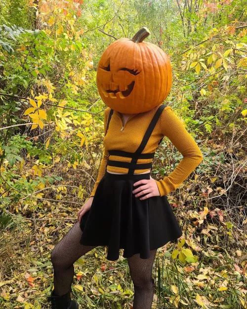 Pumpkin faces in the night, I remember Halloween 🎶