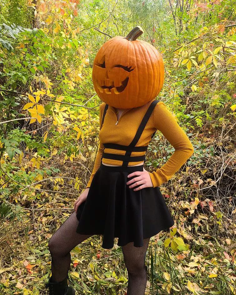 Pumpkin faces in the night, I remember Halloween 🎶