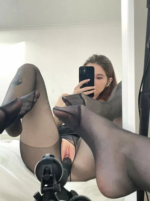 So perfect pussy playng with dildo in the mirror