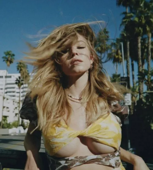 Sydney Sweeny's Huge Milk Tankers 🥵