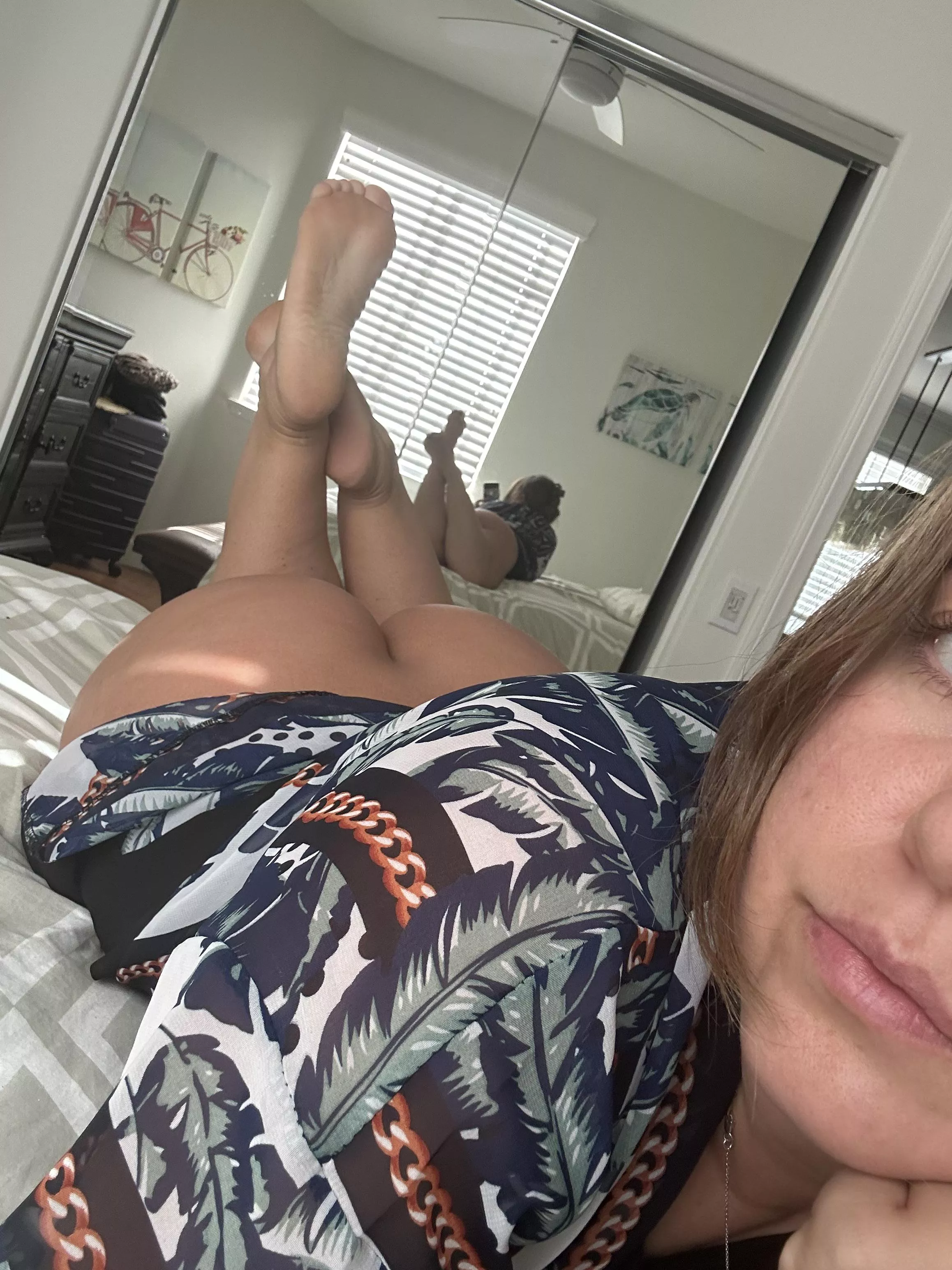 These toes aren’t going to lick themself… I need someone to fondle my feet… any takers 😏