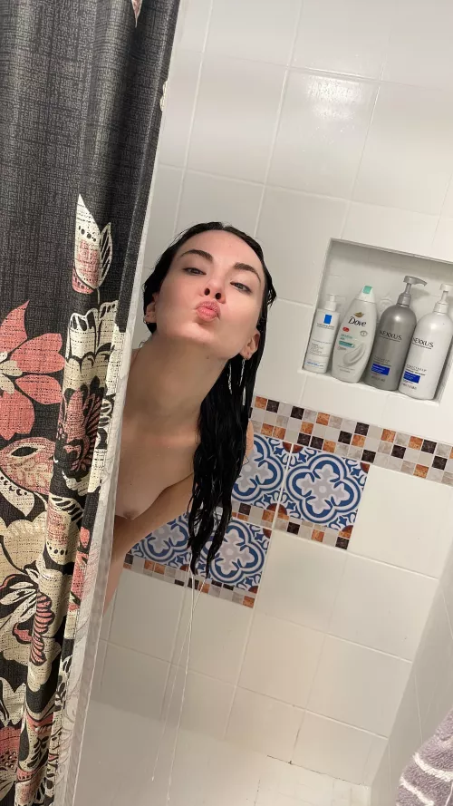 Would you shower with a geek like me?😜