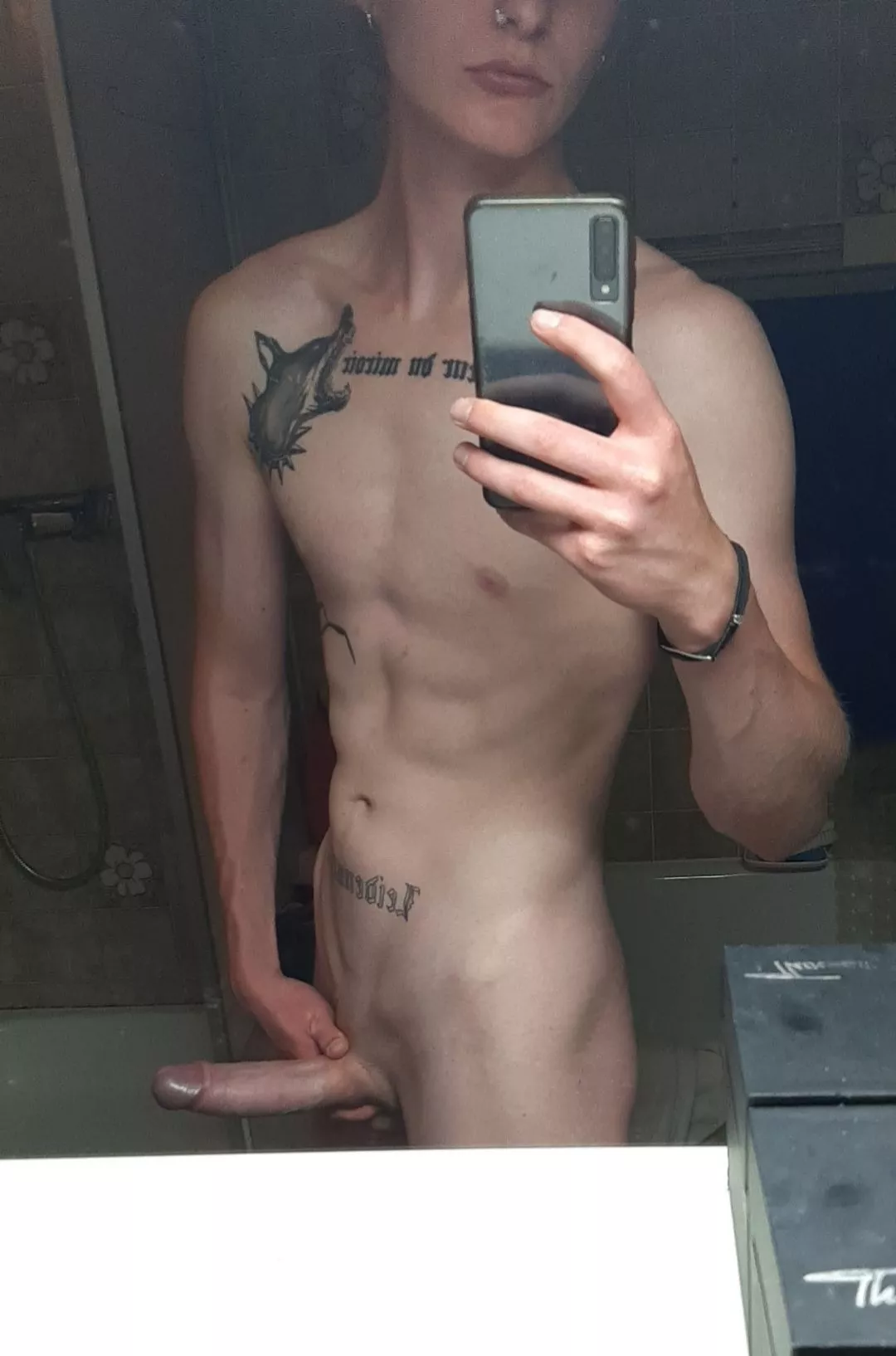 19, 6'4 searching for a sub twink/femboy