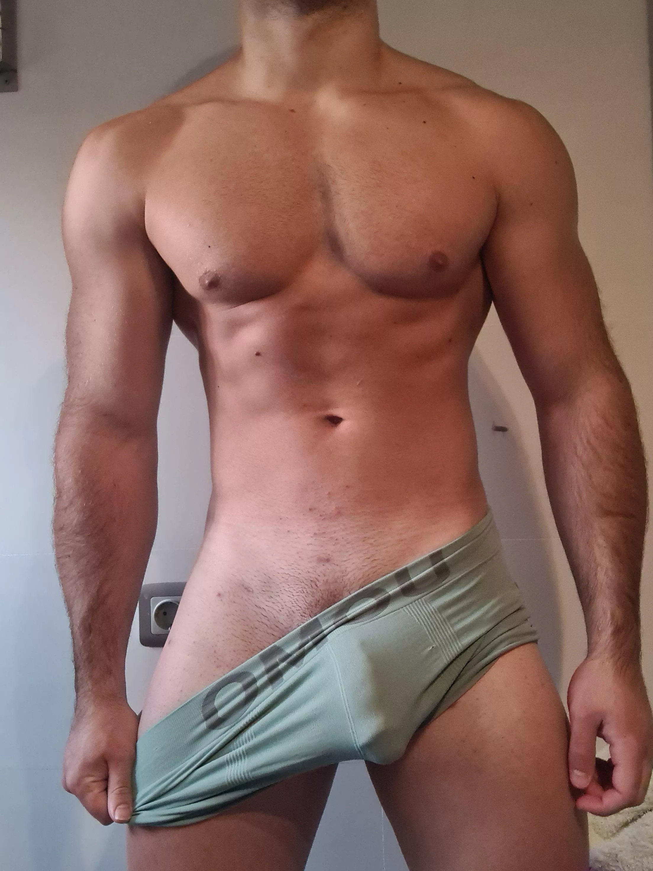 [21] Would you mind having me as your roommate?