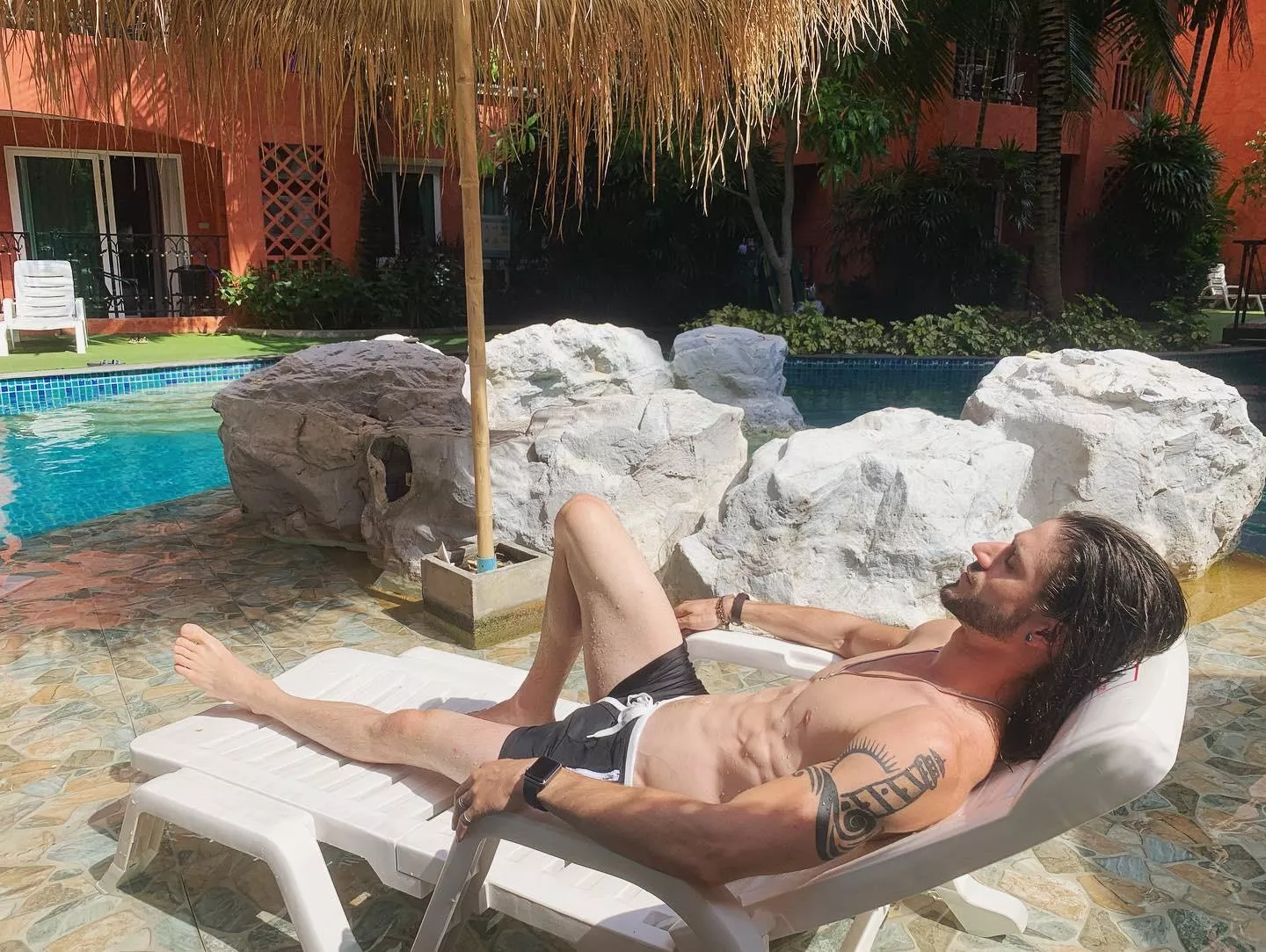 A little lighthouse pool lounging 😊