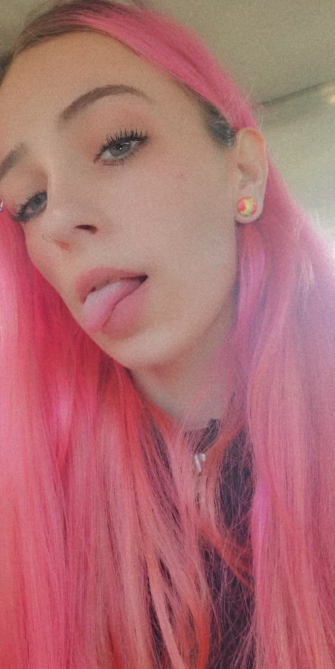 always sticking out my tongue 👅