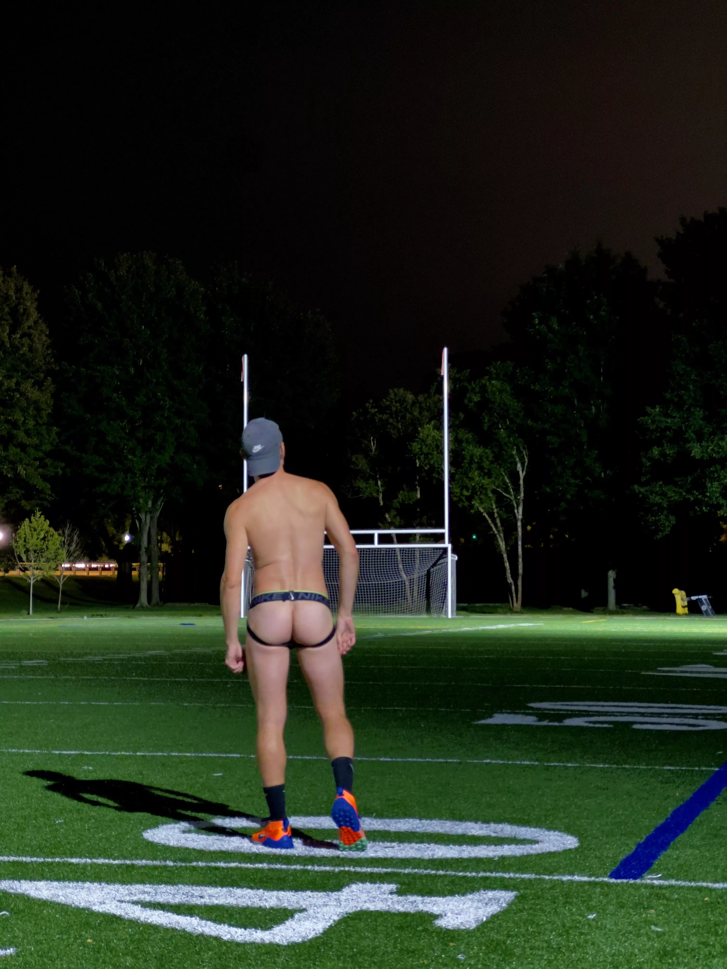 Any bros wanna play some late pickup? I’ll be skins 😎 (30)