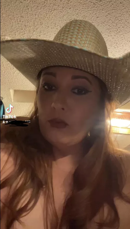 Bored at work and today is my birthday! Come chat with me!