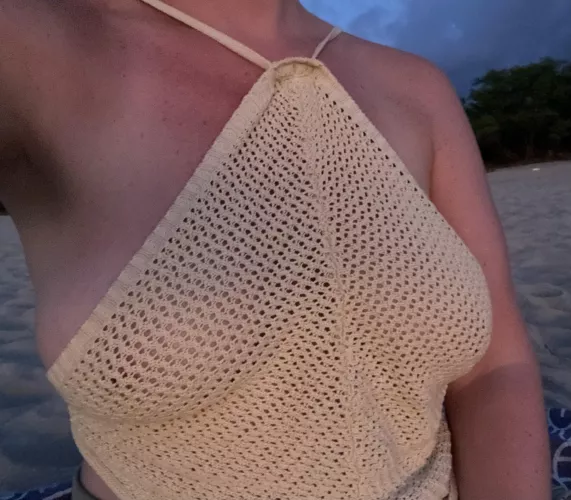 Braless beach selfie 😘