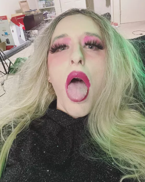 Cum tributes or pics with you dick are appreciated 🥰