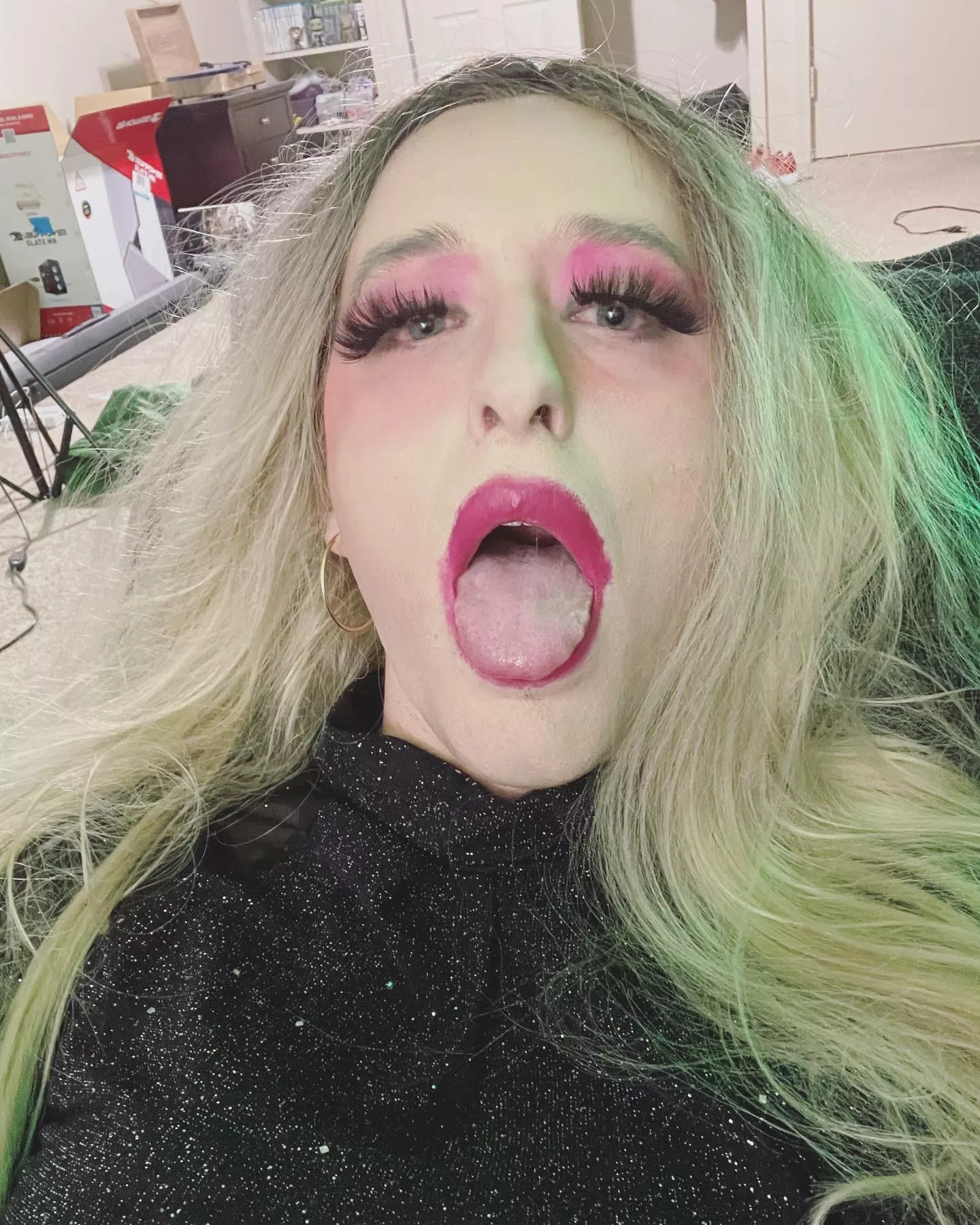 Cum tributes or pics with you dick are appreciated 🥰