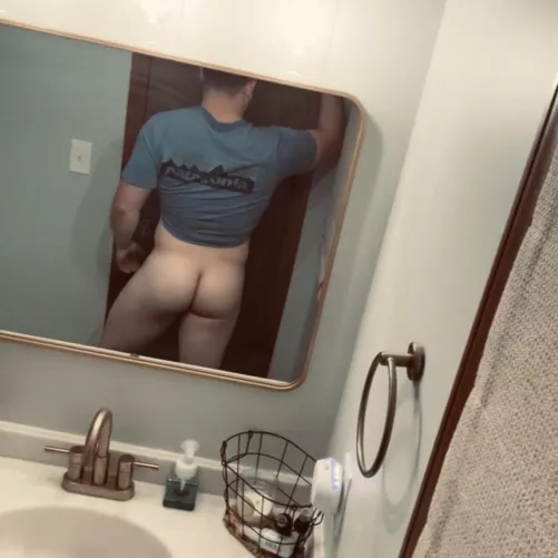 Does it belong? 🍑