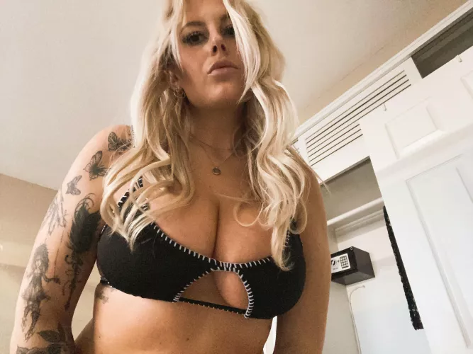 (F25) looking to bounce these in your face 😈💋