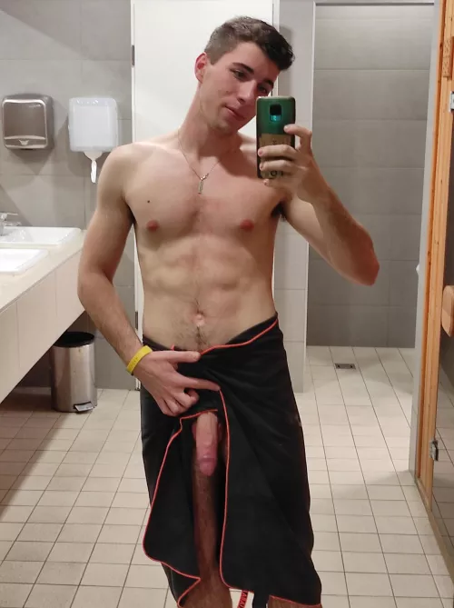 Flashing my cock in the gym bathroom😋