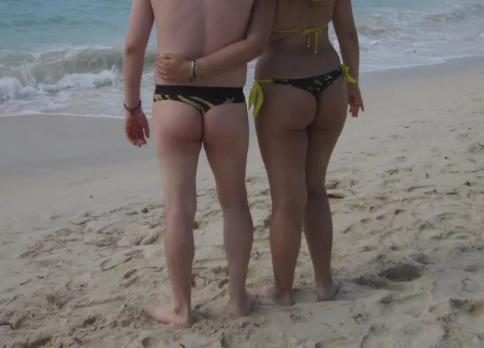 Go to the beach to conquer men together! Doesn't that look sexy to you?